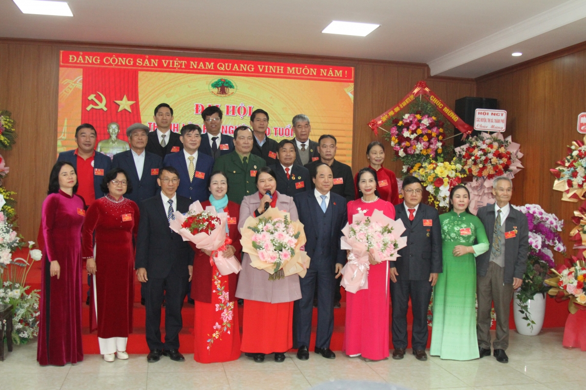 Lãnh đạo Trung ương Hội và lãnh đạo tỉnh tặng hoa chúc mừng Ban Chấp hành Hội NCT tỉnh Lào Cai