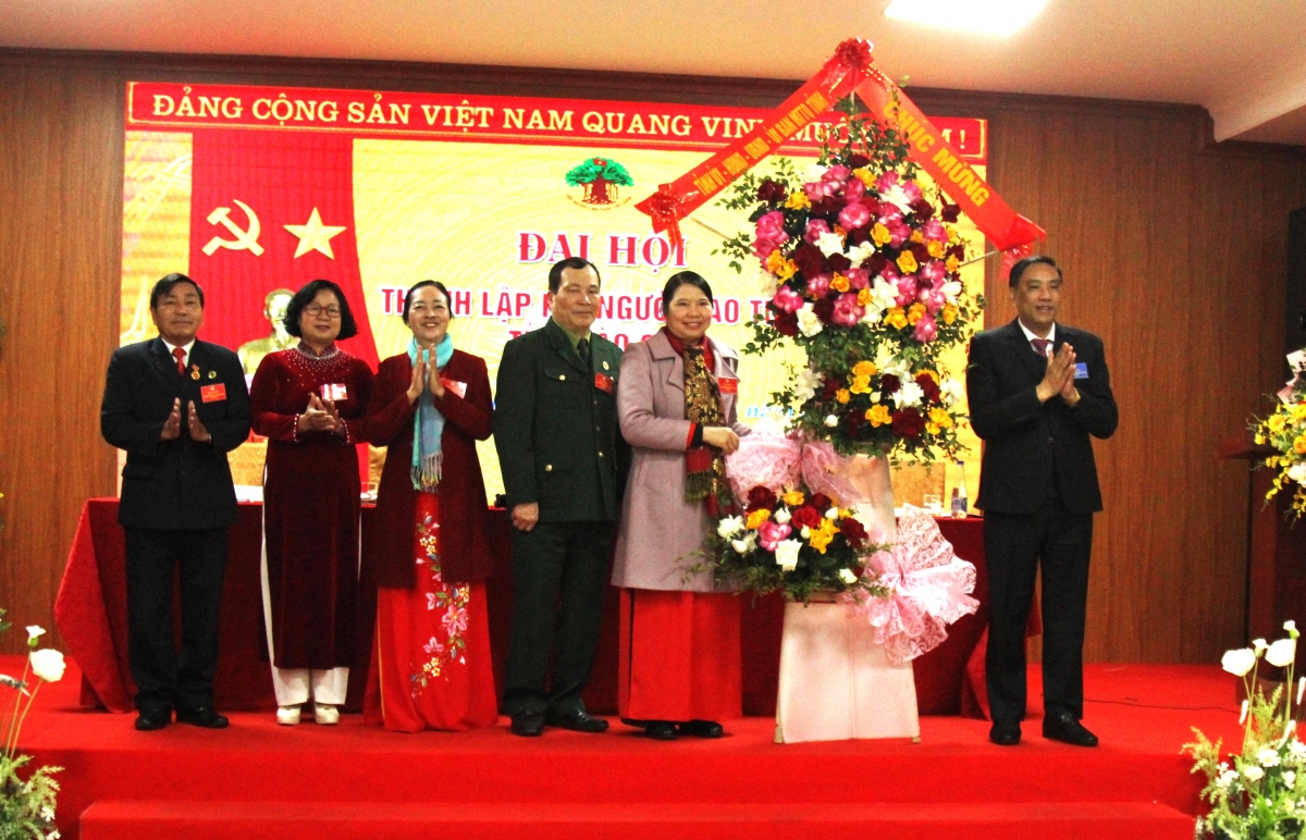 Ông Hoàng Giang, Phó Bí thư Tỉnh ủy Lào Cai thay mặt lãnh đạo tỉnh tặng hoa chúc mừng Đại hội