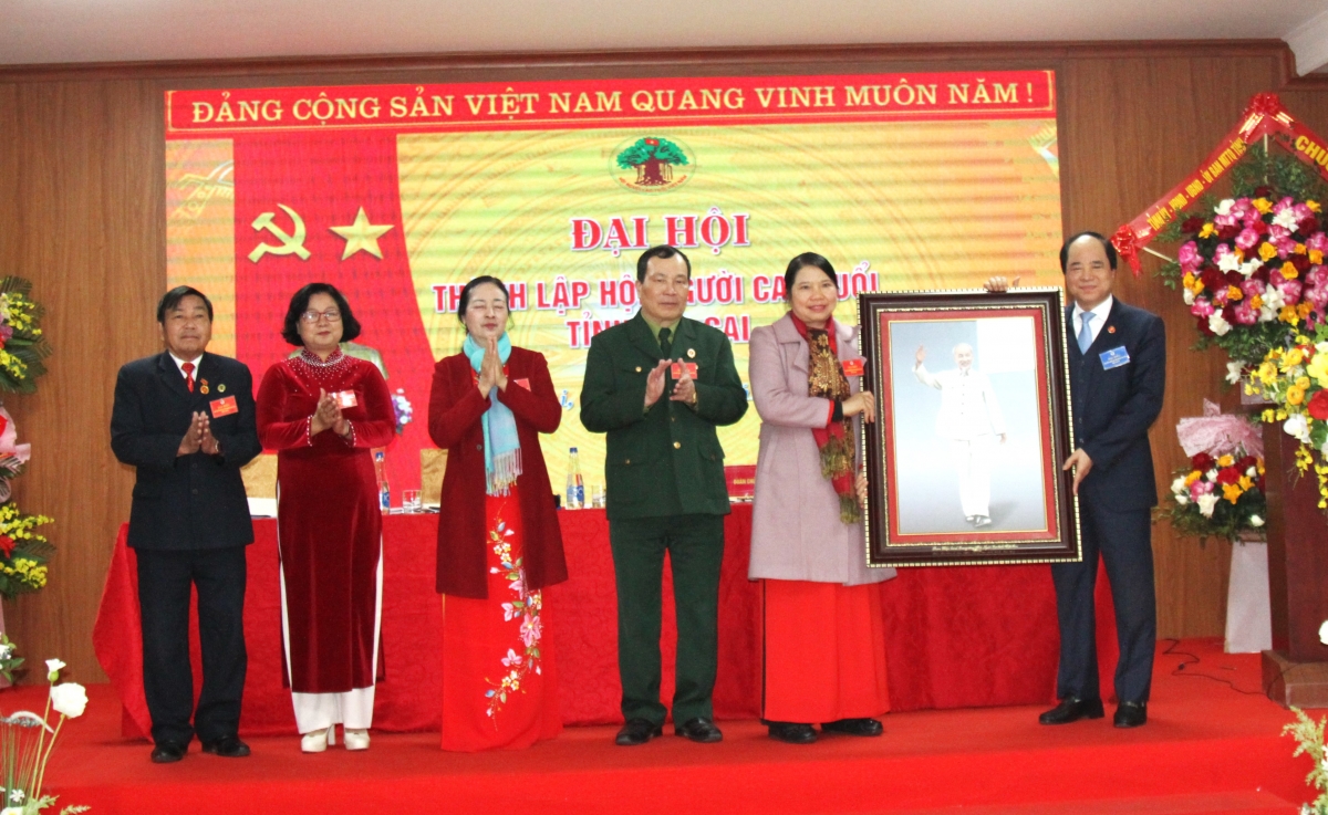 Phó Chủ tịch Thường trực Trương Xuân Cừ trao tặng Đại hội bức chân dung Chủ tịch Hồ Chí Minh