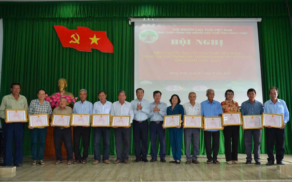 Khen thưởng các tập thể, cá nhân xuất sắc tham gia xây dựng hệ thống chính trị tỉnh Đồng Tháp giai doạn 2019-2024