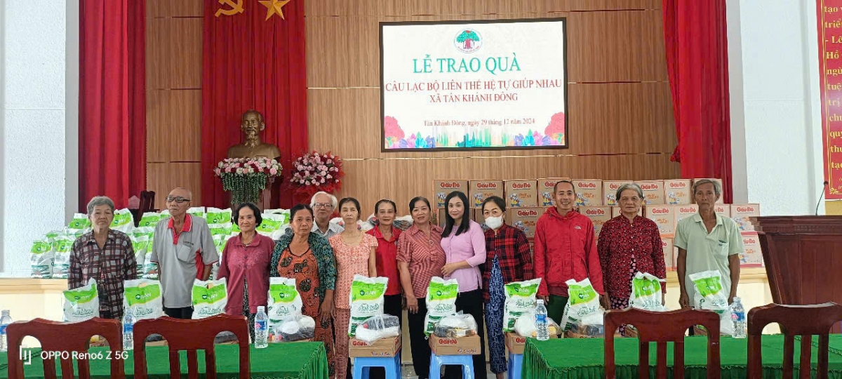 Trao quà cho NCT hoàn cảnh khó khăn tỉnh Đồng Tháp