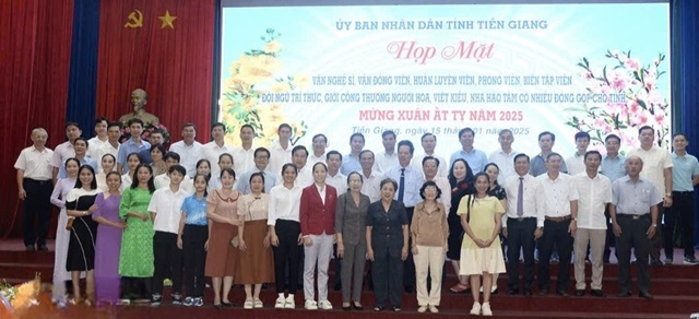 Các  đại biểu chụp ảnh lưu niệm cùng lãnh đạo tỉnh tại buổi họp mặt