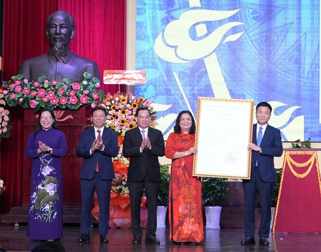 Phó Thủ tướng Chính phủ Lê Thành Long trao Quyết định của Thủ tướng Chính phủ công nhận Ngày truyền thống tỉnh Bến Tre 17/1 cho lãnh đạo tỉnh Bến Tre. (Ảnh: Phương Thảo)