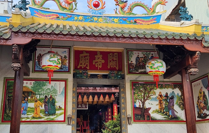 Trên tường có nhiều bức tranh điêu khắc những tích truyện liên quan đến Quan công