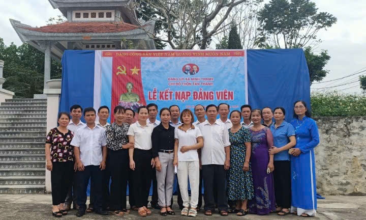 “Đầu tàu” cống hiến trí tuệ, kinh nghiệm trong mọi hoạt động ở địa phương