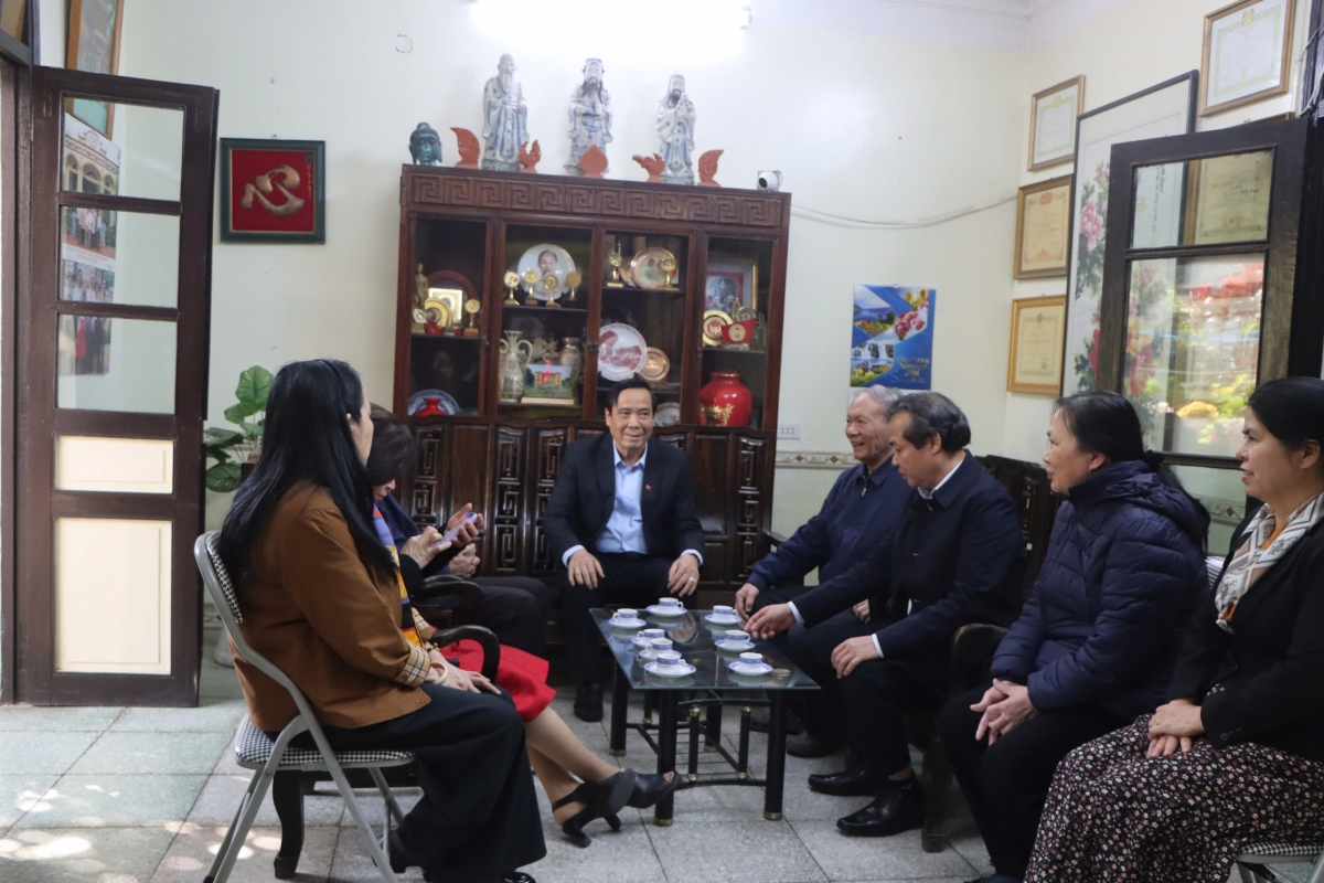 Dâng hương tưởng nhớ các đồng chí nguyên Chủ tịch Hội NCT Việt Nam