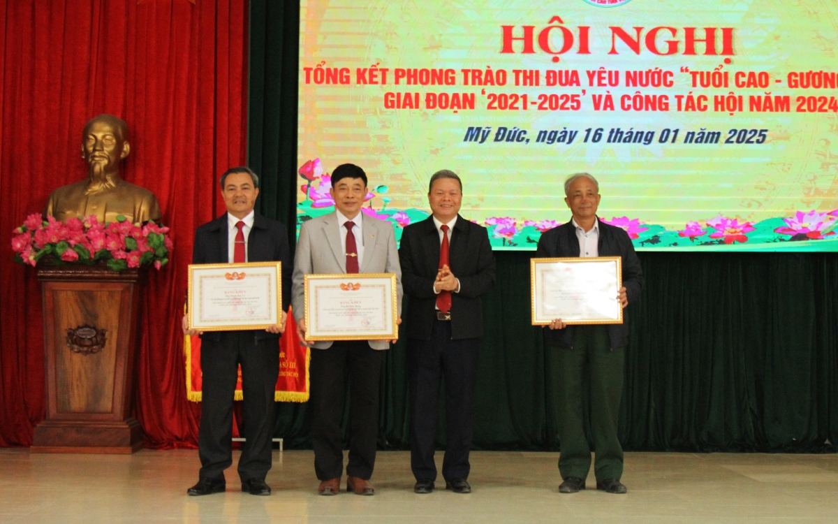 Trao Bằng khen Trung ương Hội cho các tập thể, cá nhân xuất sắc