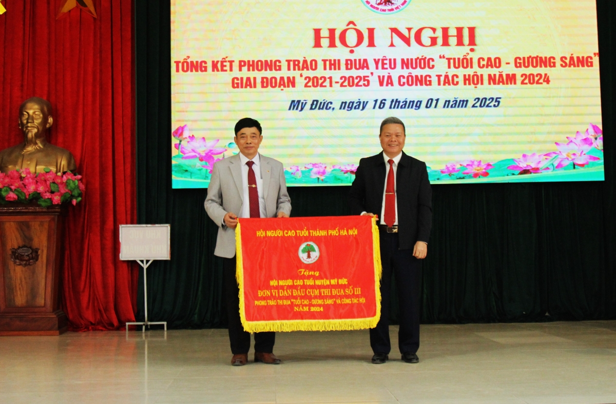 Ông Phạm Huy Giáp trao Cờ đơn vị xuất sắc dẫn đầu Cụm thi đua năm 2024 cho Hội NCT huyện Mỹ Đức