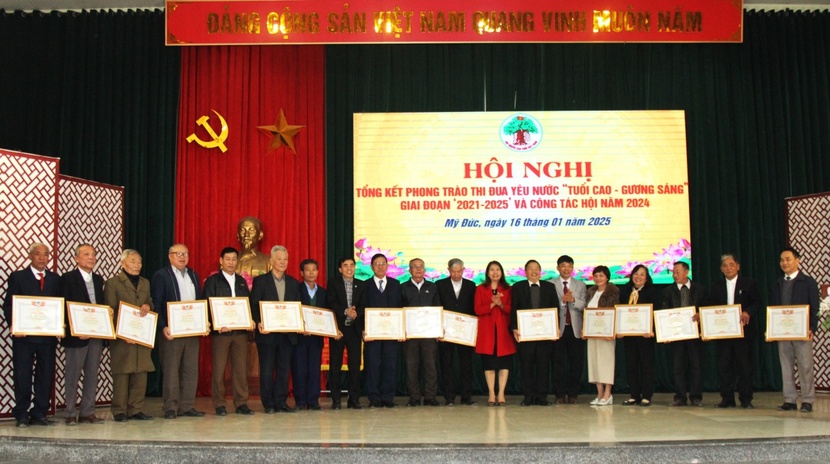 Trao Giấy khen của Hội NCT huyện Mỹ Đức cho các tập thể, cá nhân xuất sắc