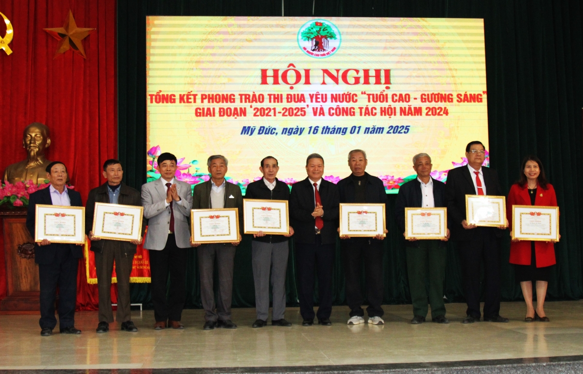 Trao Giấy khen của Hội NCT TP Hà Nội cho các cá nhân xuất sắc