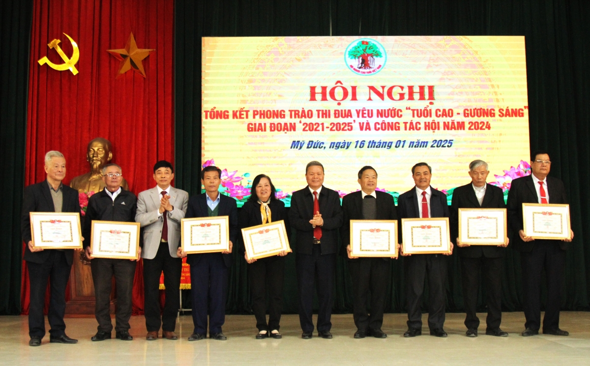 Trao Giấy khen của Hội NCT TP Hà Nội cho các cá nhân xuất sắc