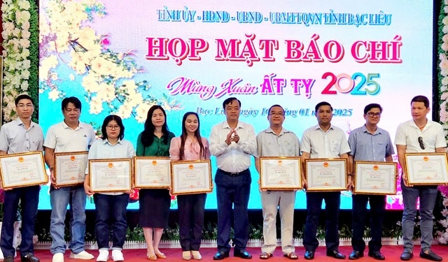 Nhà báo Thạch Bình (thứ ba từ phải qua) nhận Bằng khen của Chủ tịch UBND tỉnh Bạc Liêu.