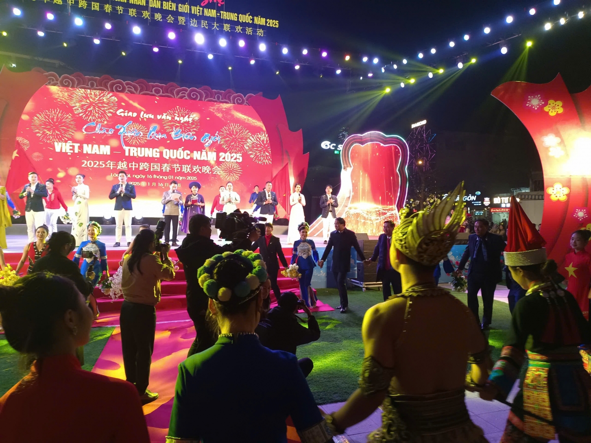 Giao lưu văn nghệ chào Xuân qua biên giới Việt Nam – Trung Quốc