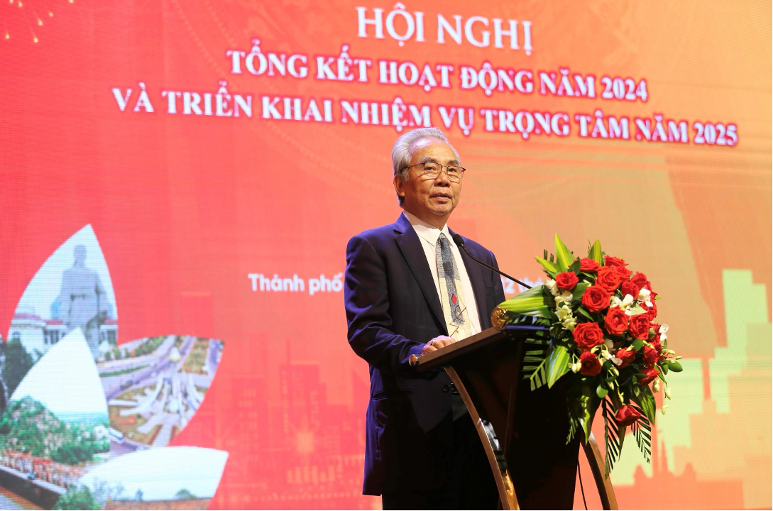 Ông Lê Văn Minh - Chủ tịch Tập đoàn Nam Sông Tiền, Phó Chủ tịch thường trực Đồng hương Thanh Hóa báo cáo tổng kết hoạt động năm 2024 và triển khai nhiệm vụ trọng tâm năm 2025.