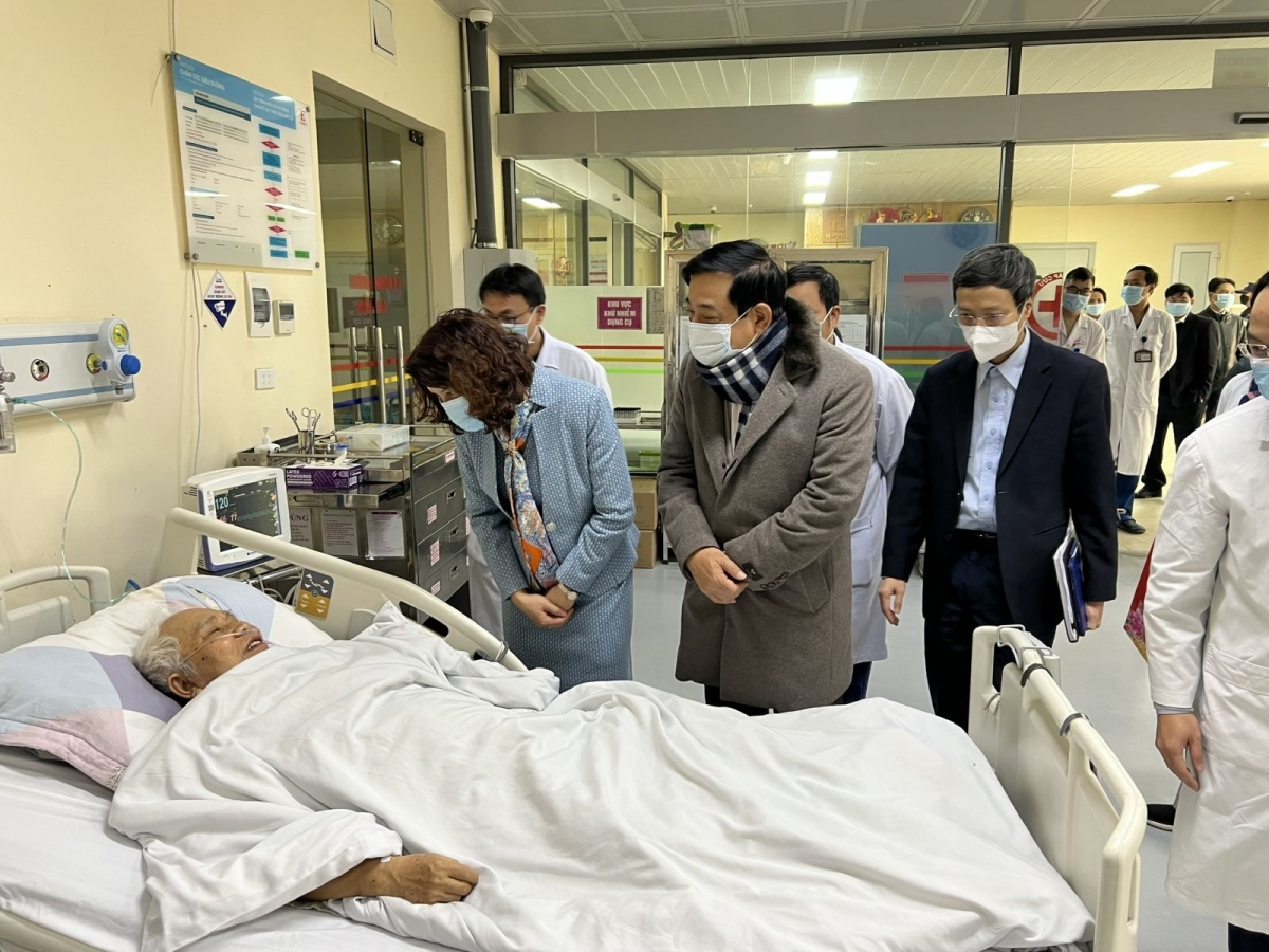 Thứ trưởng Bộ Y tế  Nguyễn Thị Liên Hương thăm bệnh nhân tại BV E Tết Quý Mão 2023