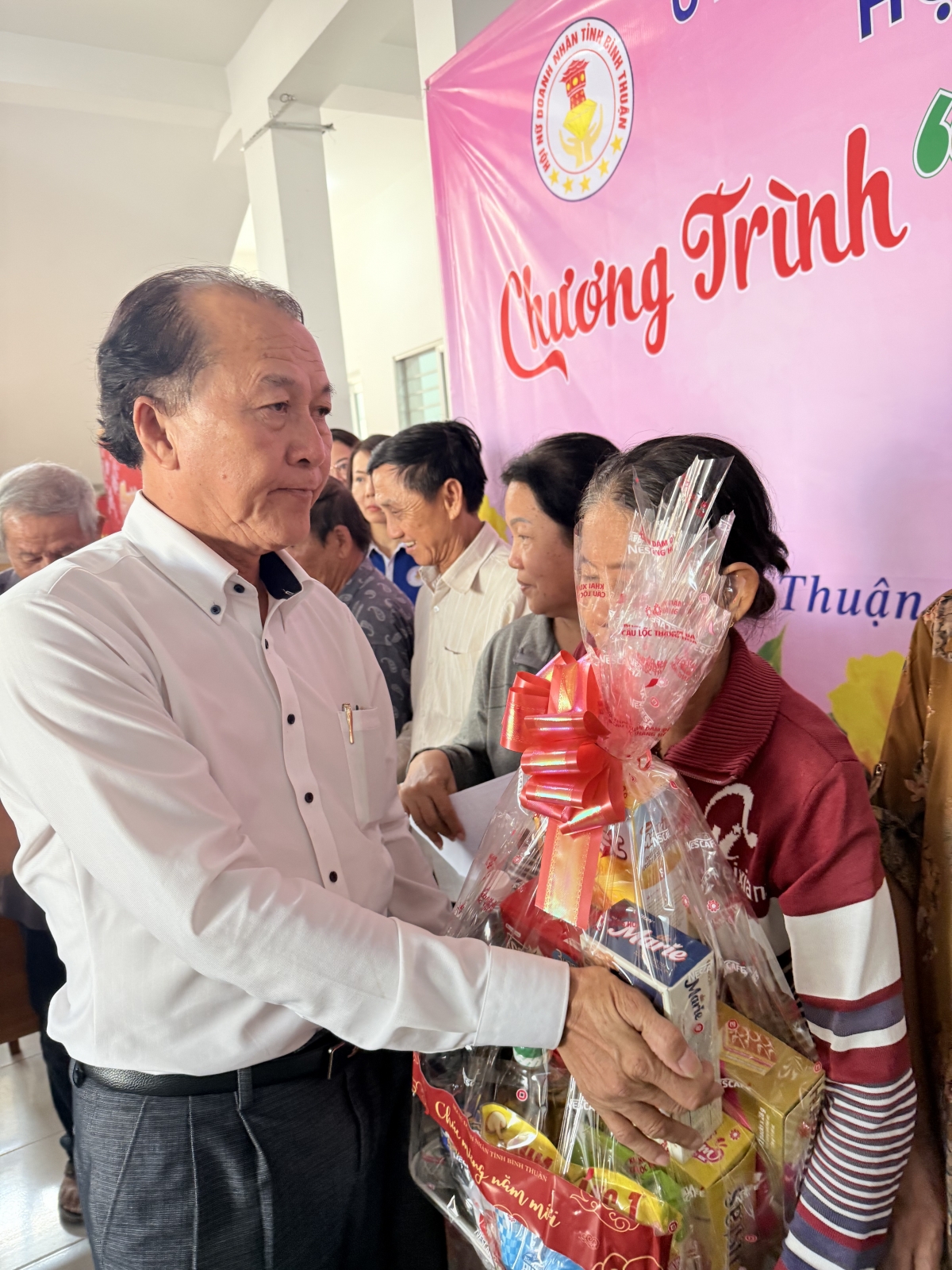 Trao 50 phần quà Tết cho người cao tuổi khó khăn