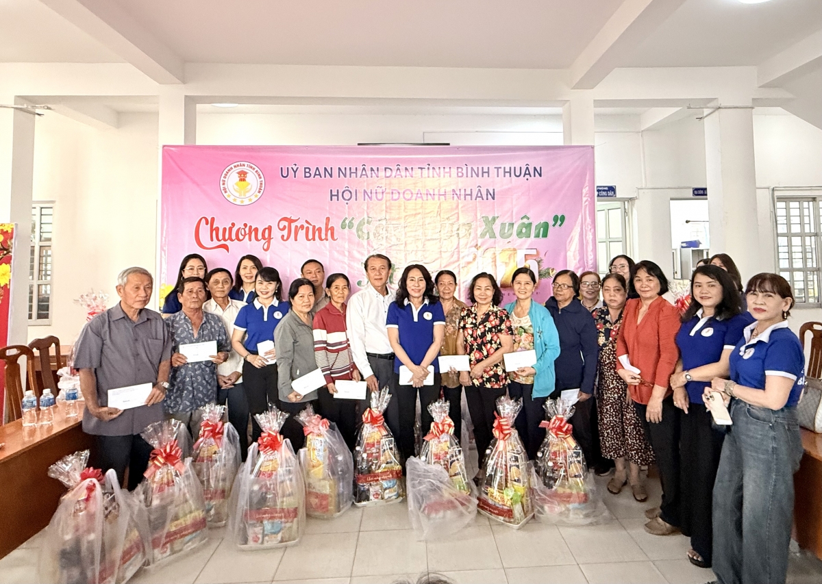 Trao 50 phần quà Tết cho người cao tuổi khó khăn