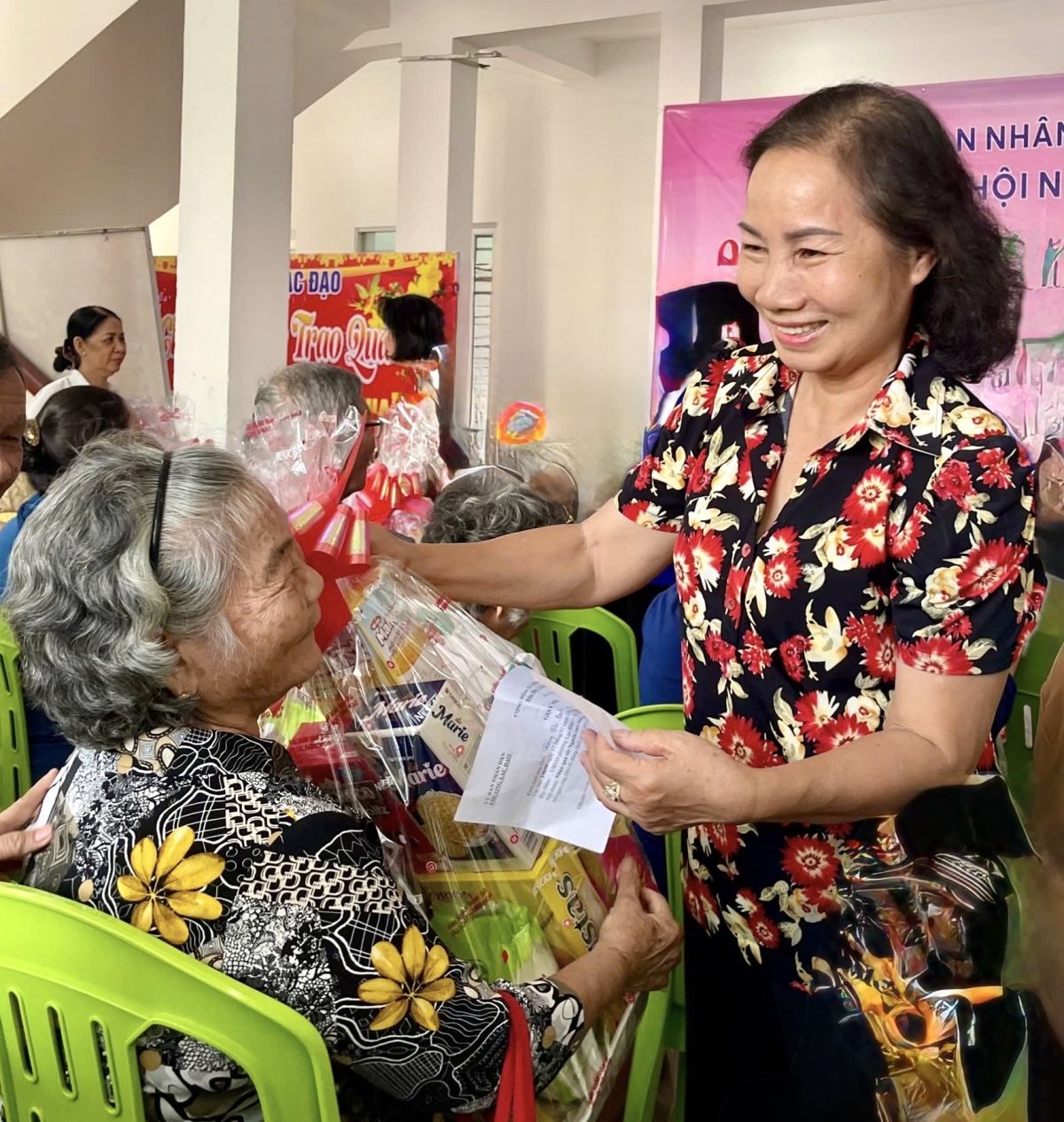 Trao 50 phần quà Tết cho người cao tuổi khó khăn