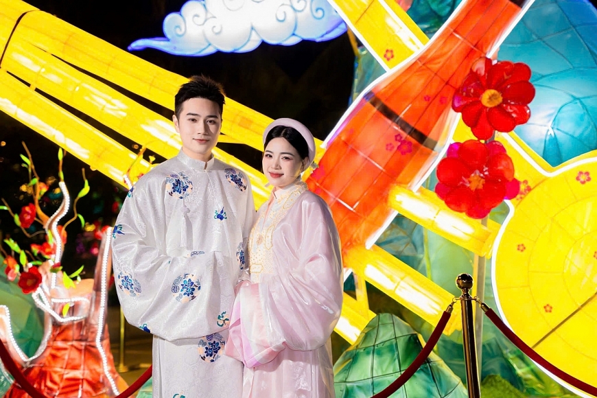 Không gian lung linh, rực rỡ như một phim trường khổng lồ của Lễ hội Ánh sáng phương Đông đã khiến các du khách đi hết từ ngạc nhiên này đến ngạc nhiên khác