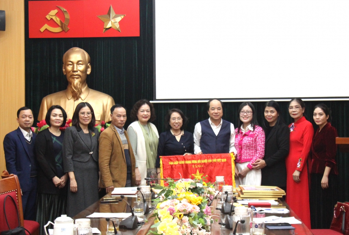 Quỹ Chăm sóc và Phát huy vai trò NCT Việt Nam vinh dự đón nhận Cờ đơn vị xuất sắc dẫn đầu Khối thi đua năm 2024 