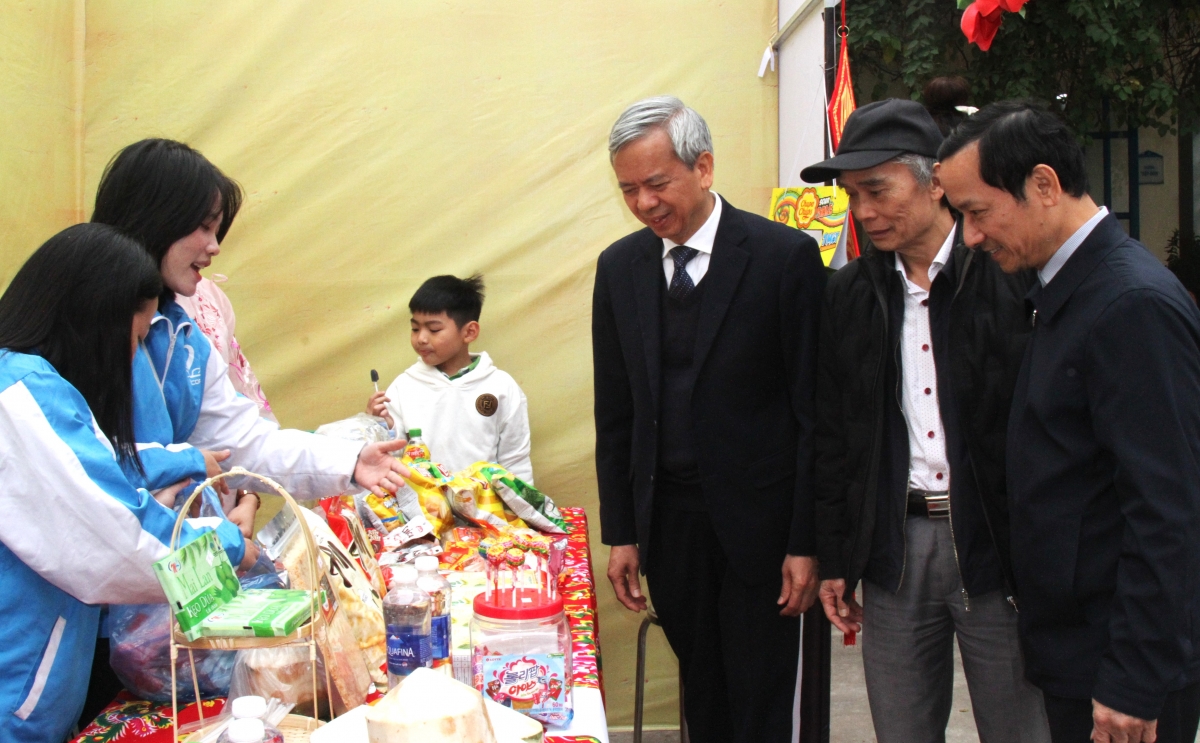 Các đại biểu tham quan gian hàng