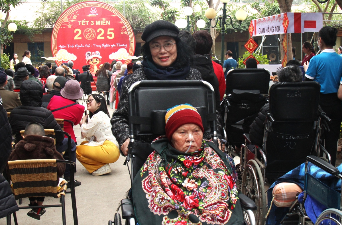 Con cháu NCT đưa các cụ đi chợ Tết