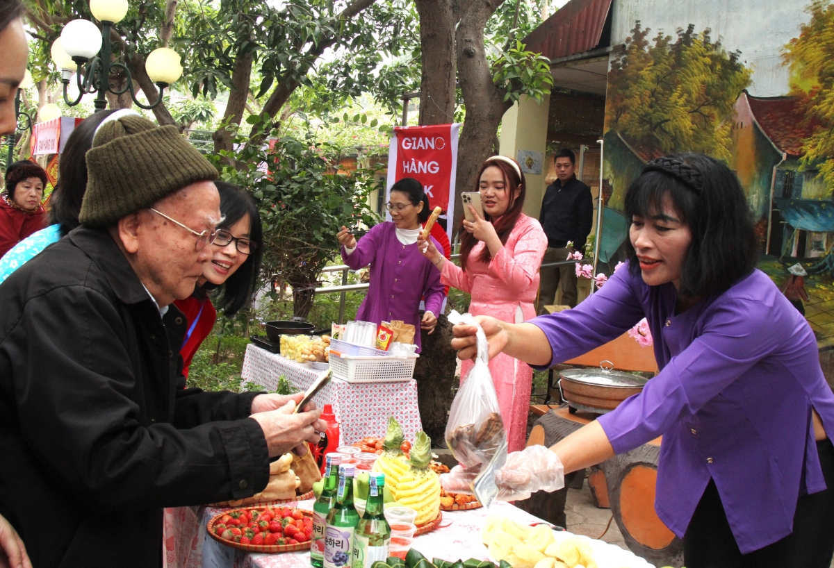 NCT tham gia mua sắm tại phiên chợ