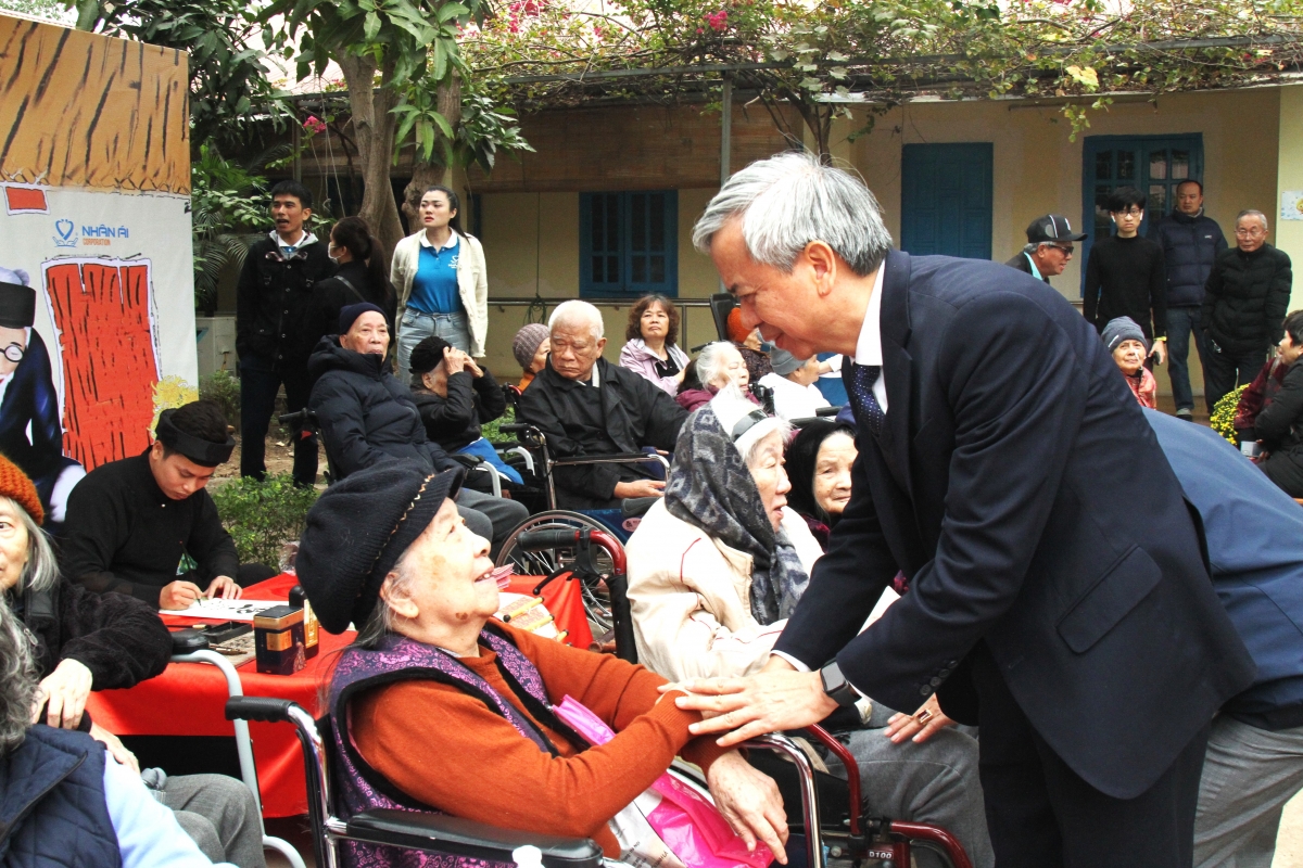 Phó Chủ tịch Phan Văn Hùng ân cần trò chuyện cùng NCT