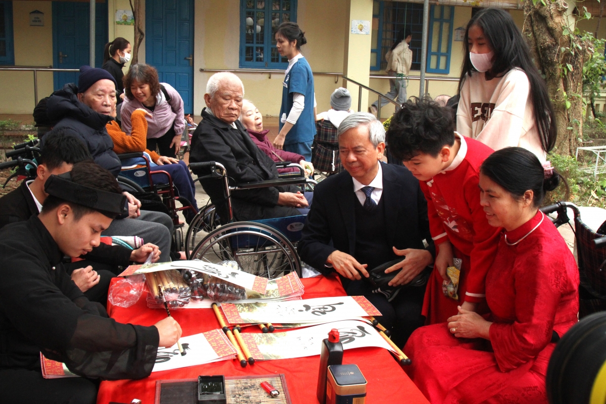 Phó Chủ tịch Phan Văn Hùng thăm gian hàng Ông Đồ