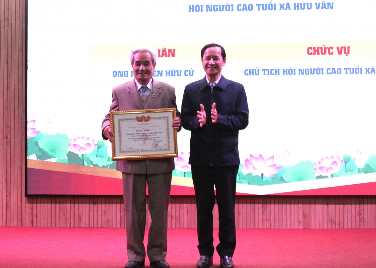 Trao Bằng khen Trung ương Hội NCT Việt Nam cho tập thể, cá nhân xuất sắc