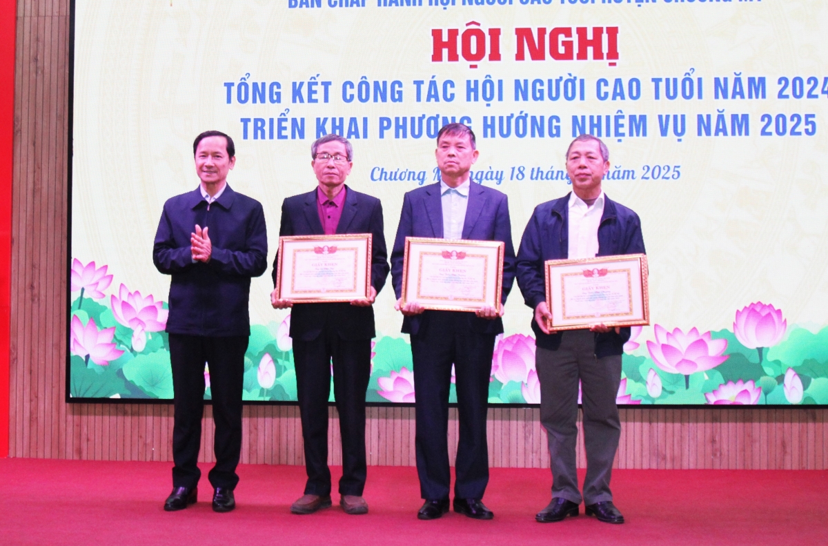 Trao Giấy khen của Hội NCT TP Hà Nội cho các tập thể, cá nhân xuất sắc