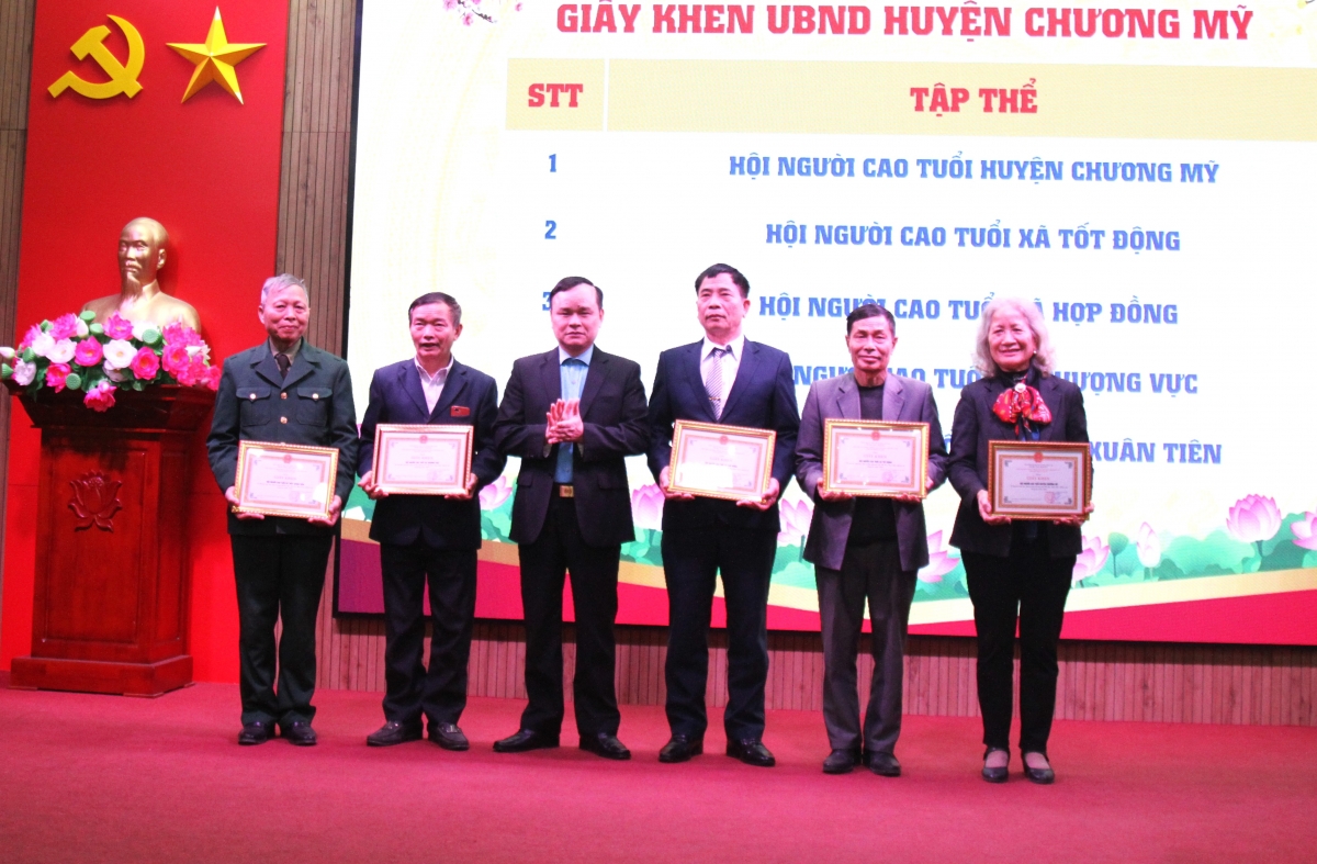 Trao Giấy khen của UBND huyện Chương Mỹ cho các tập thể, cá nhân xuất sắc