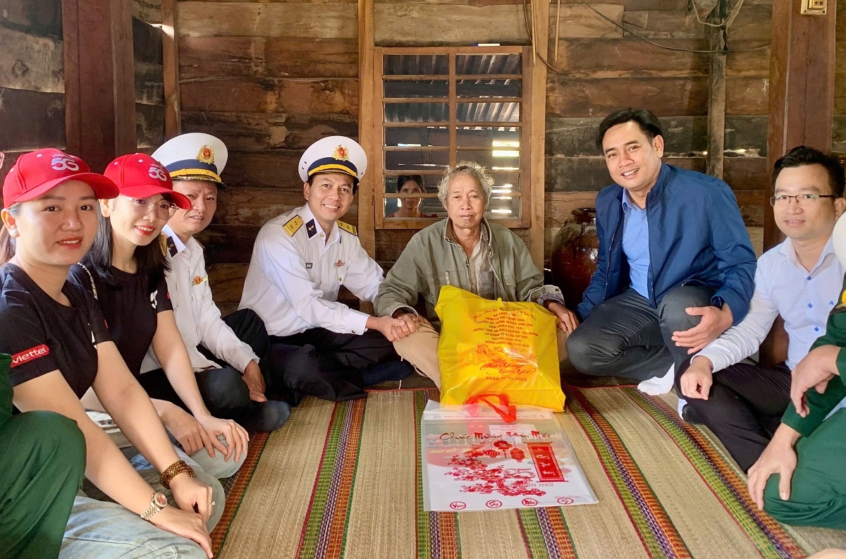 Lữ đoàn 682, Vùng 4 Hải quân tổ chức Ngày hội “Xuân đoàn kết - Tết thắm tình quân dân năm 2025”