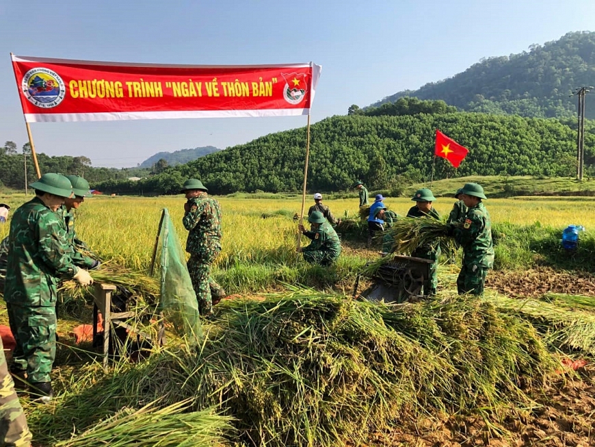 Các tổ, đội công tác biên phòng tăng cường xuống địa bàn thực hiện “3 cùng”, “4 bám” với đồng bào hăng hái tham gia xây dựng nông thôn mới. 