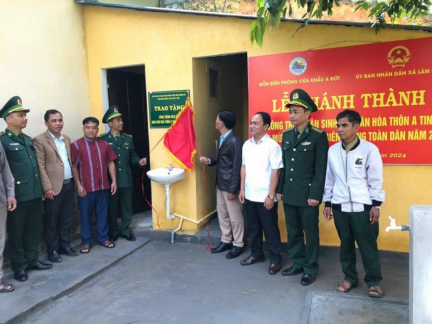 : Đoàn viên Đồn Biên phòng cửa khẩu A Đớt phối hợp Xã đoàn Lâm Đớt khởi công xây dựng công trình “Ánh sáng nông thôn mới” tại thôn A Tin.