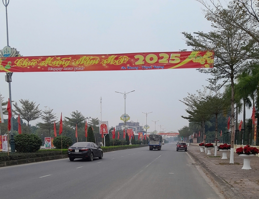 -Đại lộ trung tâm phố huyện Sông Lô bề thế, sạch đẹp.