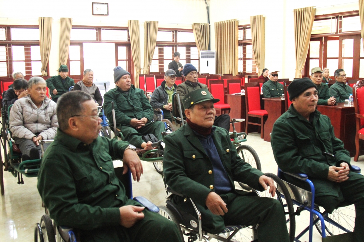 Các thương binh nặng tham dự buổi trao quà