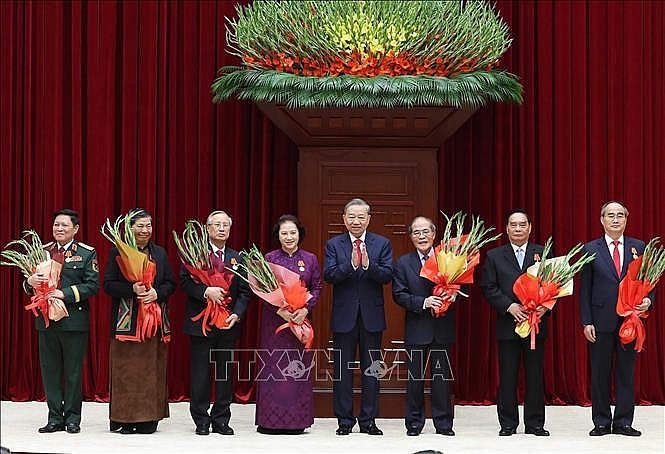 Tổng Bí thư Tô Lâm trao tặng Huân chương Hồ Chí Minh cho các đồng chí nguyên lãnh đạo Đảng, Nhà nước. Ảnh: Thống Nhất/TTXVN