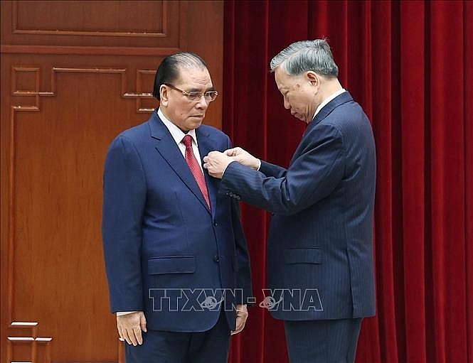Tổng Bí thư Tô Lâm trao tặng Huân chương Sao vàng cho đồng chí Nông Đức Mạnh, nguyên Tổng Bí thư Ban Chấp hành Trung ương Đảng Cộng sản Việt Nam. Ảnh: Thống Nhất/TTXVN
