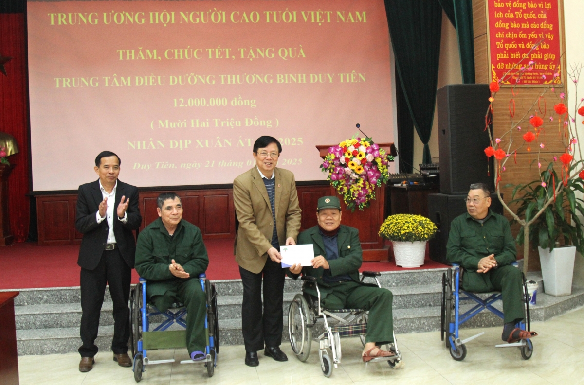 Ông Nguyễn Xuân Lập trao số tiền 12 triệu đồng cho các thương binh