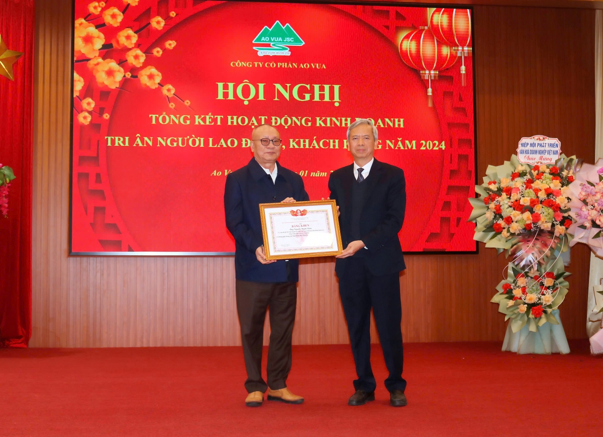 Phó Chủ tịch Phan Văn Hùng trao Bằng khen Trung ương Hội cho ông Nguyễn Mạnh Thản, Chủ tịch HĐQT, Tổng Giám đốc Công ty Cổ phần Ao Vua