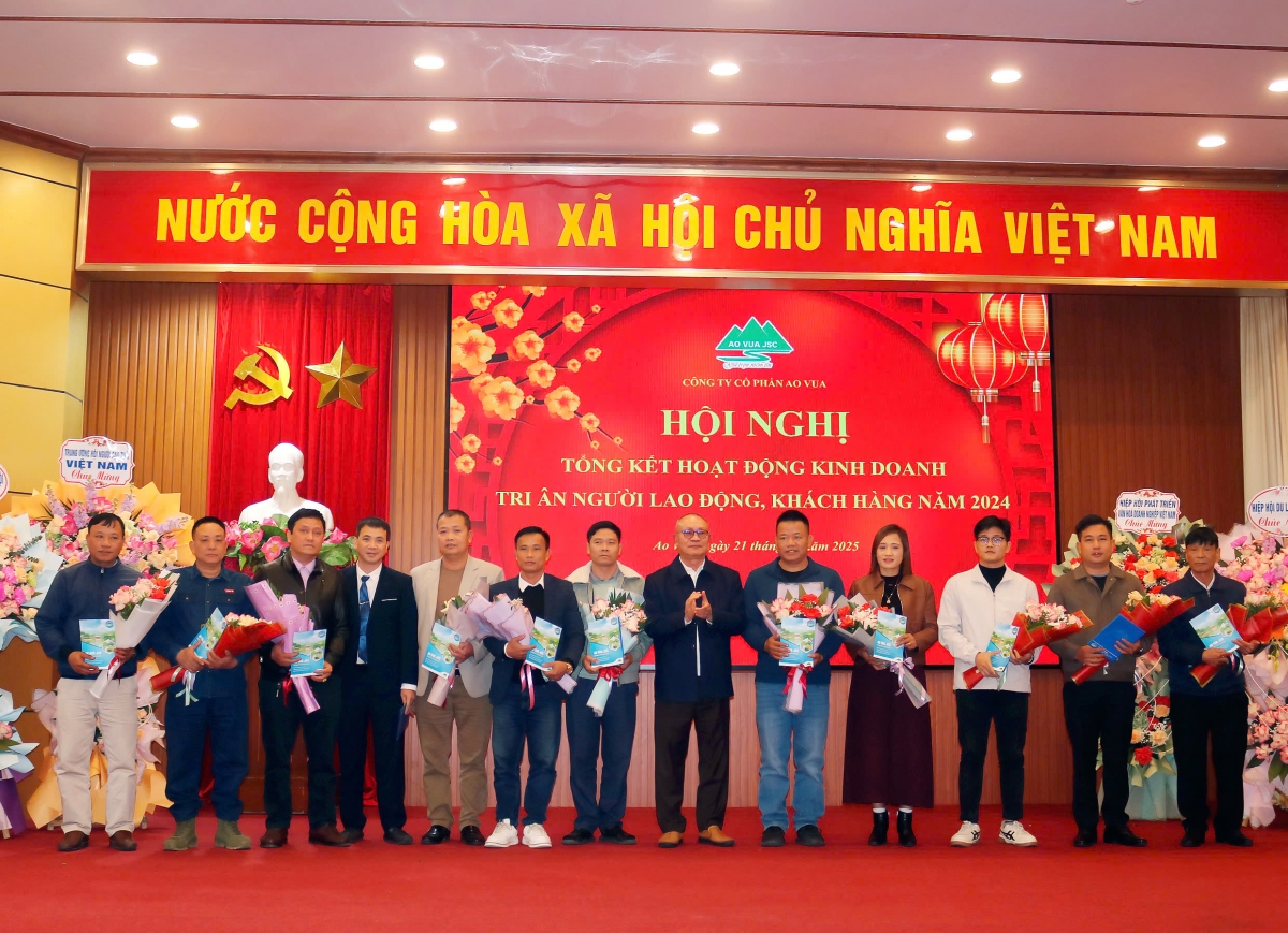 Ông Nguyễn Mạnh Thản trao quà Tết tri ân người lao động của Công ty