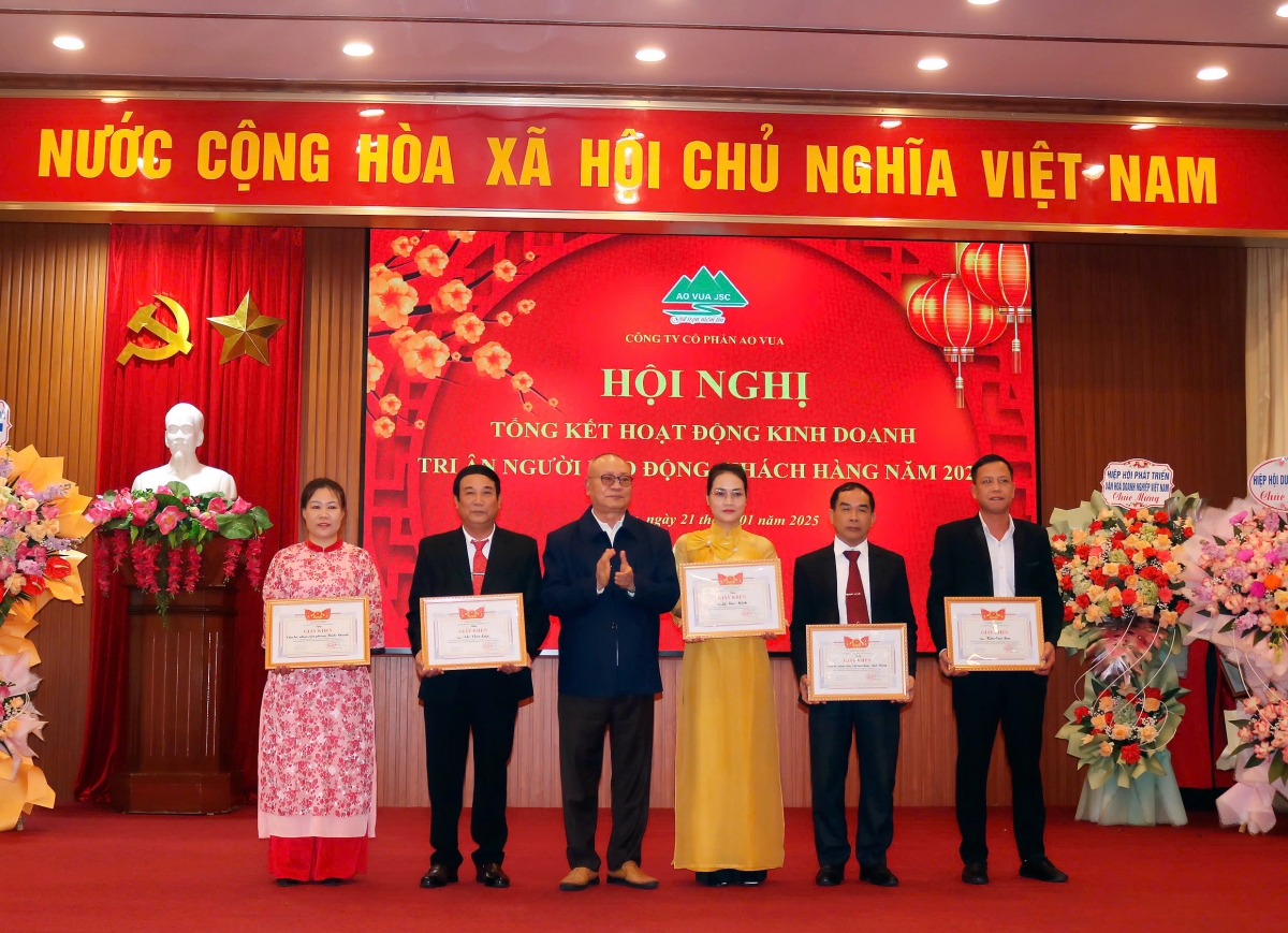 Chủ tịch HĐQT, Tổng Giám đốc Nguyễn Mạnh Thản được Trung ương Hội NCT Việt Nam tặng Bằng khen