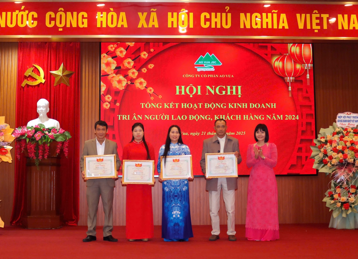 Chủ tịch HĐQT, Tổng Giám đốc Nguyễn Mạnh Thản được Trung ương Hội NCT Việt Nam tặng Bằng khen