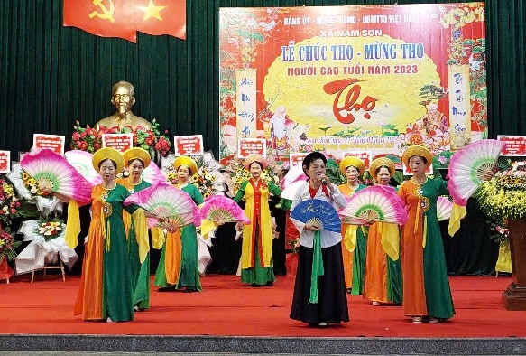 Tiết mục văn nghệ của NCT xã Nam Sơn