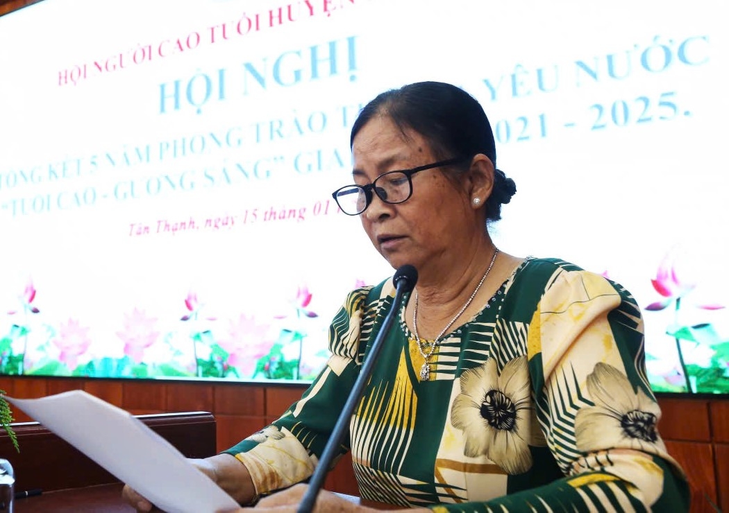 Bà Nguyễn Thị Bé Ngoan bác cáo kết quả phong trào thi đua yêu nước Tuổi cao - Gương sáng giai đoạn 2021-2025