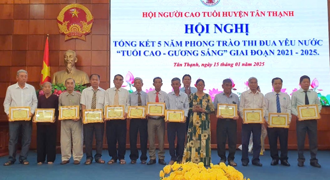 Chủ tịch Hội NCT huyện Tân Thạnh Nguyễn Thị Bé Ngoan trao Giấy khen tôn vinh NCT tiêu biểu