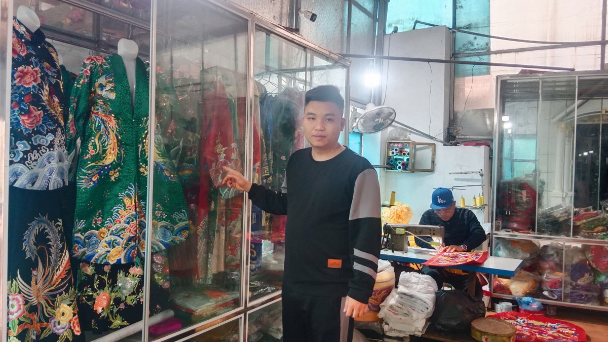 Thanh niên trẻ giữ gìn nghề thêu truyền thống