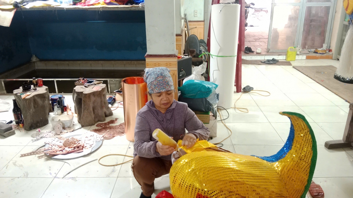 Thanh niên trẻ giữ gìn nghề thêu truyền thống