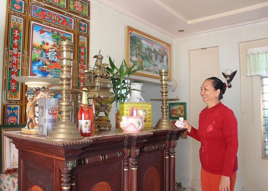 Dọn dẹp, trang hoàng nhà cửa chuẩn bị đón Tết.